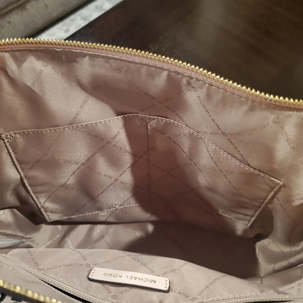 Michael Kors Charlotte Large Saffiano Bag - Picture 9 of 11